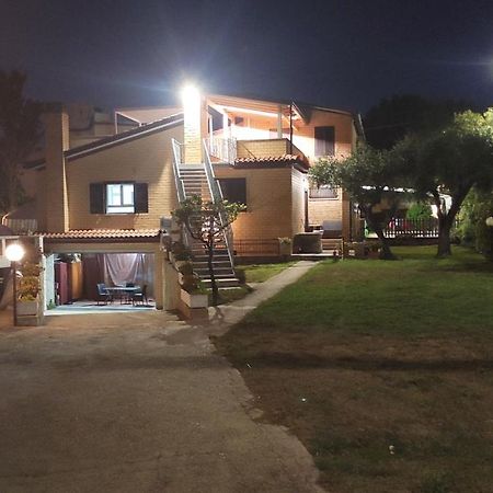 Villa Giuliana Stanze Con Bagno Interno In Villa A 350 Mt Spiaggia Libera Lido Delle Sirene 安齐奥 外观 照片